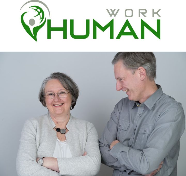 logo human work, darunter silvia kessler-eckhart und markus eckhart lachend